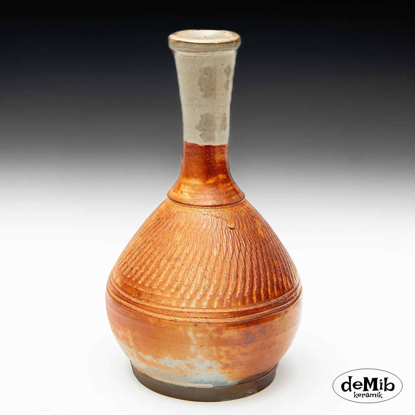 Smal Wood Fired Vase in Two Colors (19 cm)