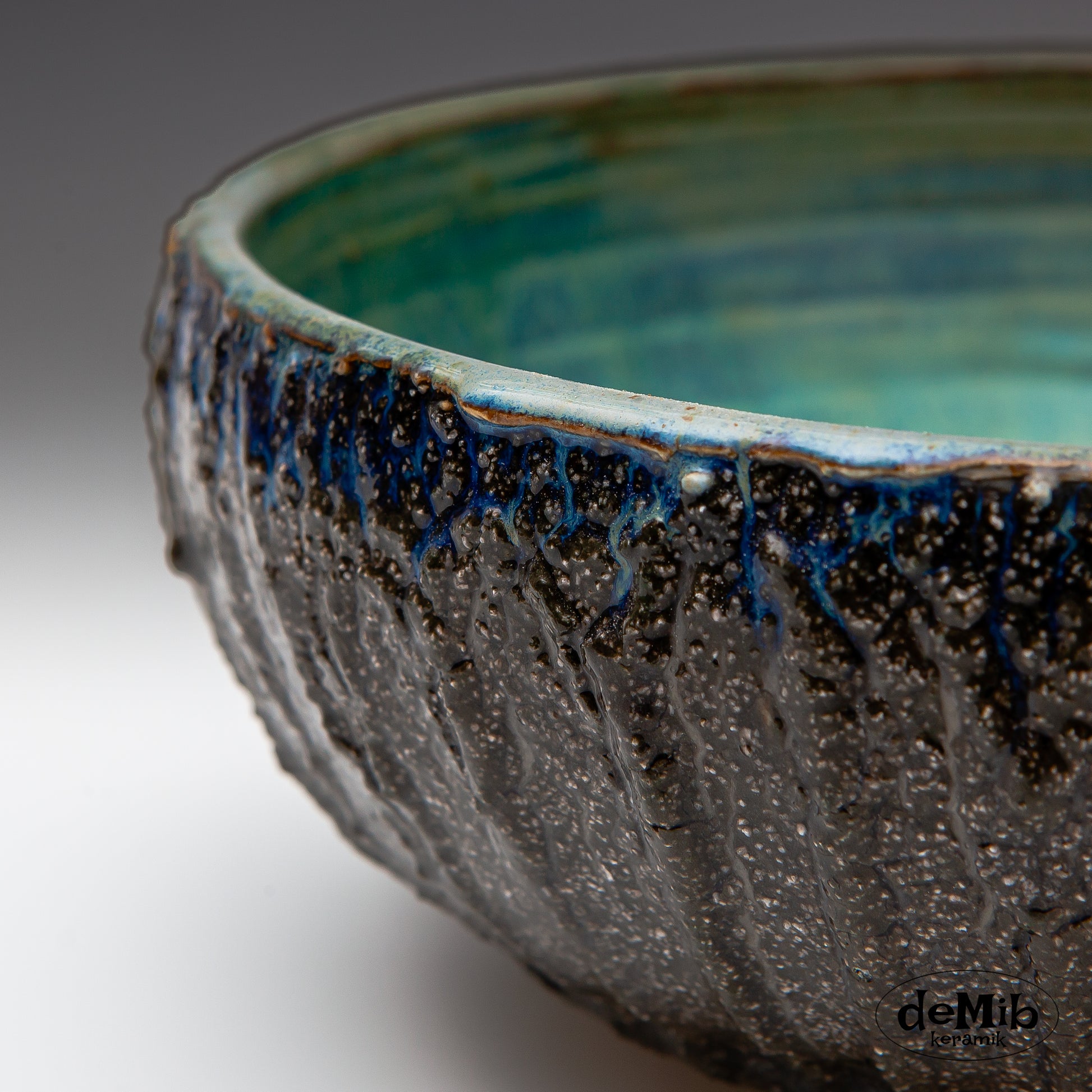 Large Strong Textured Bowl with Floating Blue Glaze (21 cm)